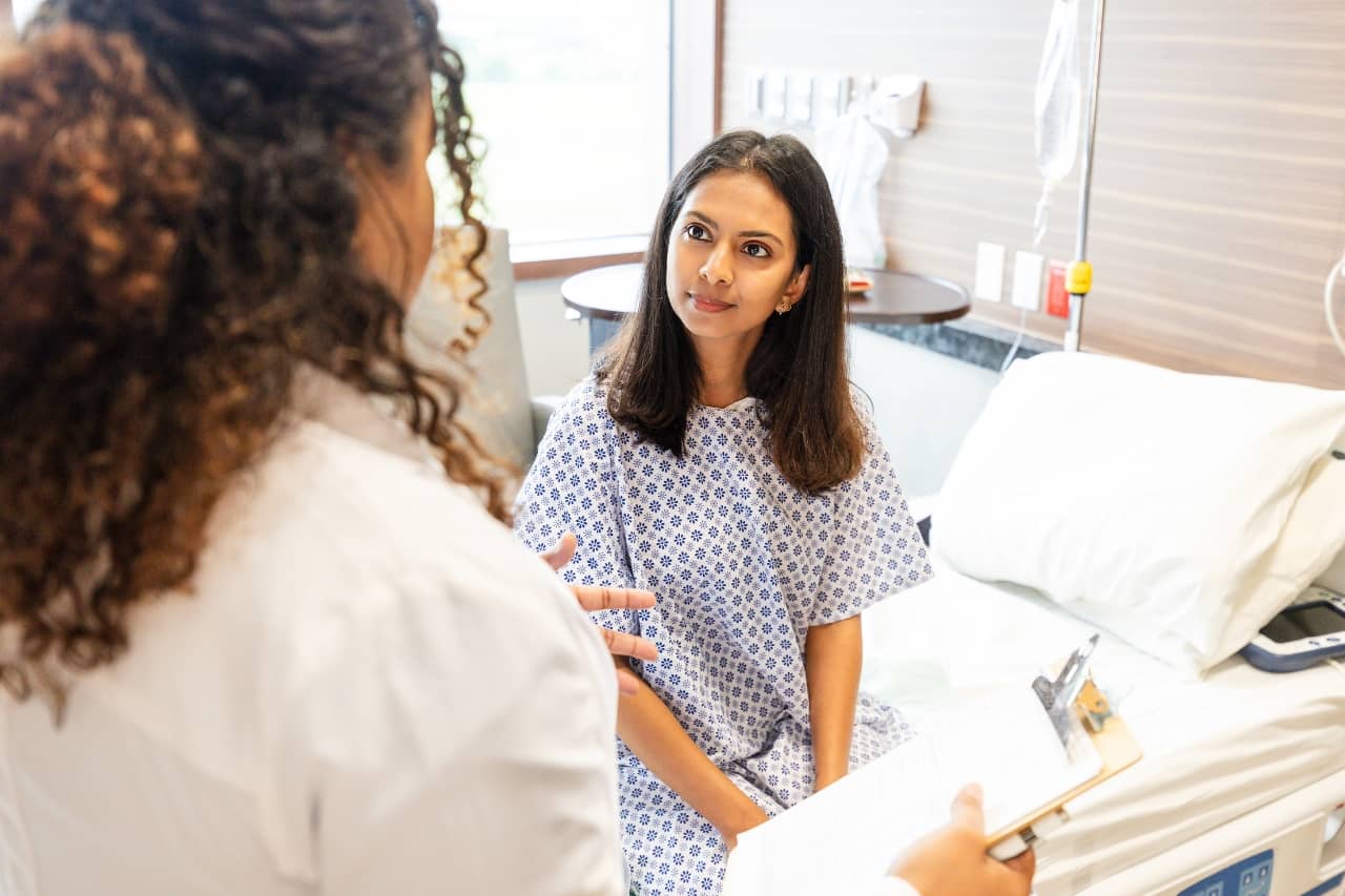 Nurse explaining a UTI to a woman patient