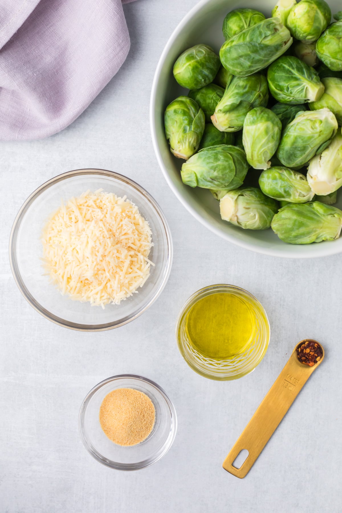 Smashed brussels sprouts ingredients.