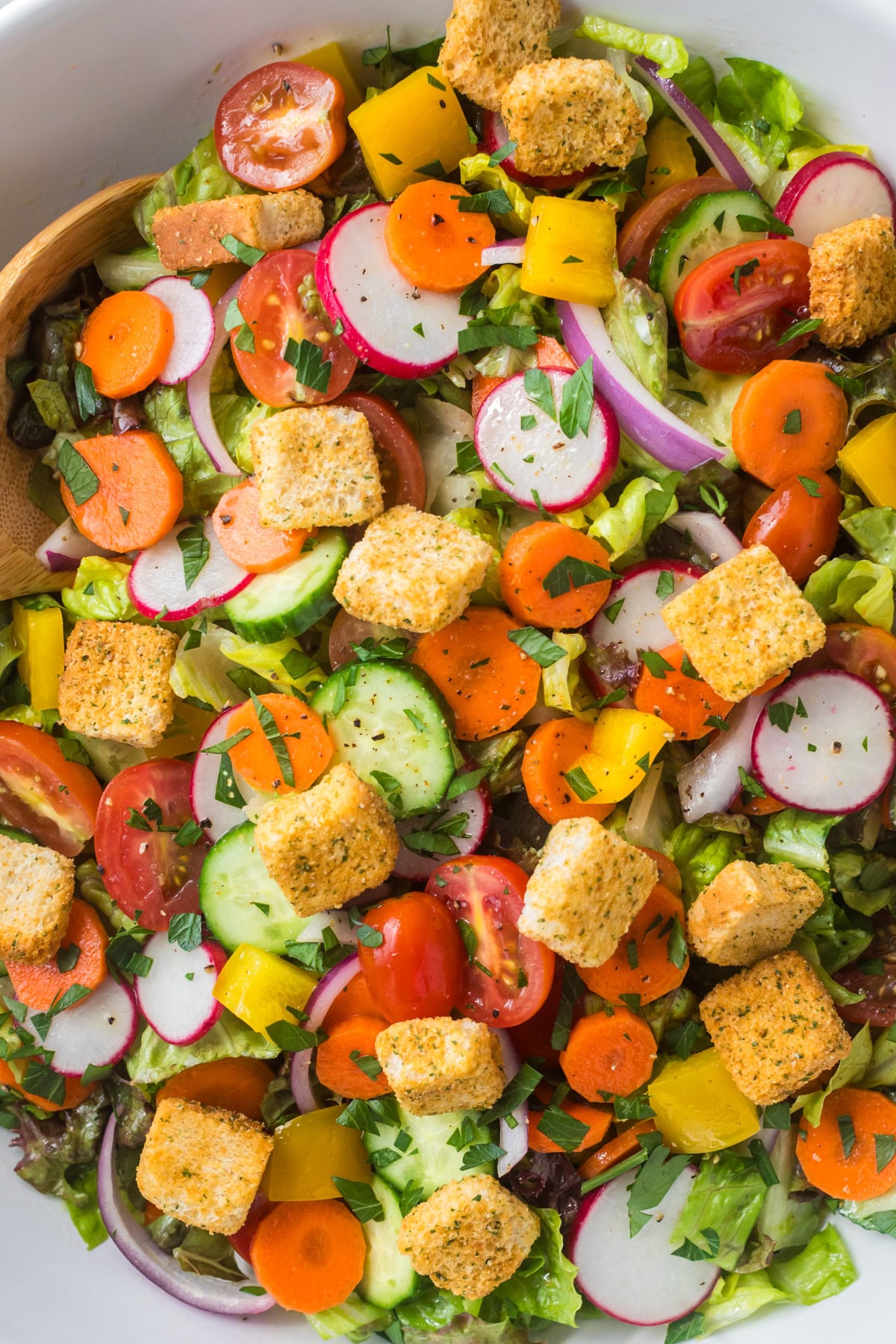 Garden salad with croutons.
